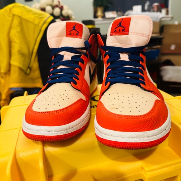 Air Jordon 1 Mids SE - Picture 4 of 8